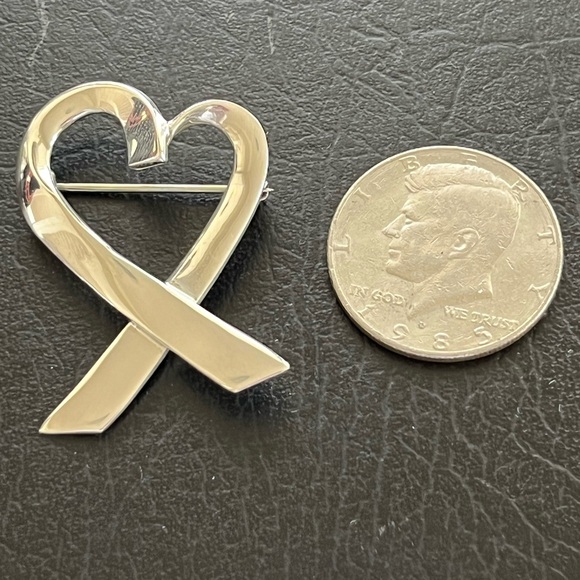 Sterling silver ribbon brooch excellent condition - Picture 3 of 4